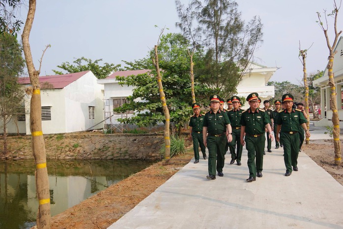 Đại tướng Nguyễn Trọng Nghĩa thăm Trường Thiếu sinh qu&acirc;n miền Trung - Ảnh 1.