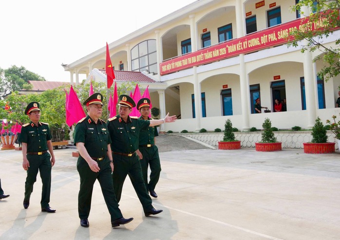 Đại tướng Nguyễn Trọng Nghĩa thăm Trường Thiếu sinh qu&acirc;n miền Trung - Ảnh 2.