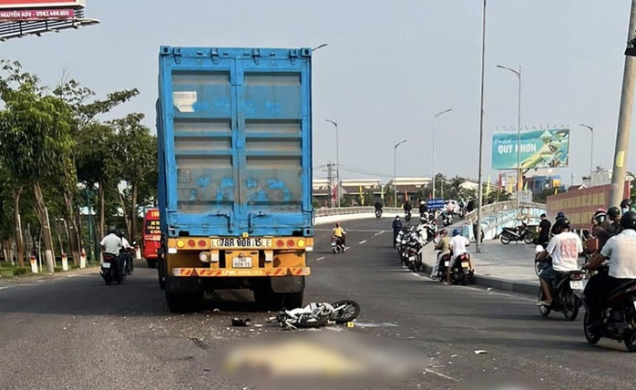 Clip: Nữ sinh tử vong tại chỗ sau va chạm xe đầu kéo ở Gia Lai - Ảnh 1.