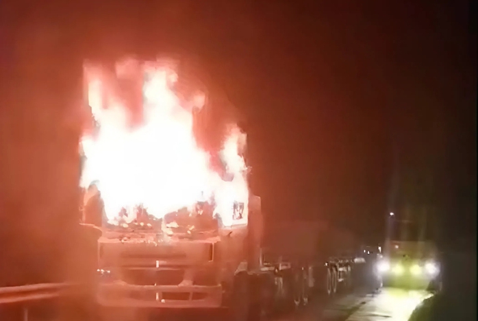 VIDEO: Lửa bao tr&ugrave;m xe đầu k&eacute;o đang lưu th&ocirc;ng tr&ecirc;n Quốc lộ 12A - Ảnh 1.
