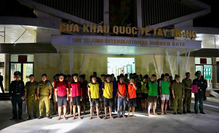 Nh&oacute;m lừa đảo chiếm đoạt 15 tỉ đồng của 5.000 người trong 20 ng&agrave;y - Ảnh 1.