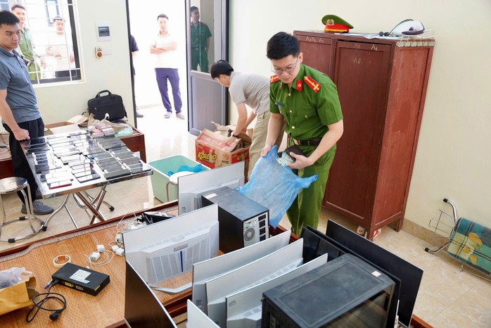 Nh&oacute;m lừa đảo chiếm đoạt 15 tỉ đồng của 5.000 người trong 20 ng&agrave;y - Ảnh 2.