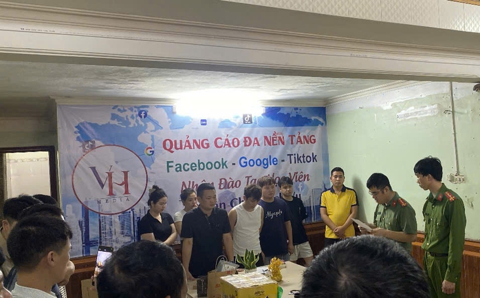 Triệt phá ổ nhóm sản xuất thuốc giả chữa bệnh tại Hưng Yên năm 2026 - Ảnh 1. Triệt phá ổ nhóm sản xuất thuốc giả chữa bệnh tại Hưng Yên năm 2026 - Ảnh 1.