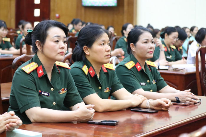 N&acirc;ng cao năng lực số, bảo đảm an to&agrave;n cho phụ nữ Qu&acirc;n đội trong kỷ nguy&ecirc;n số - Ảnh 1.