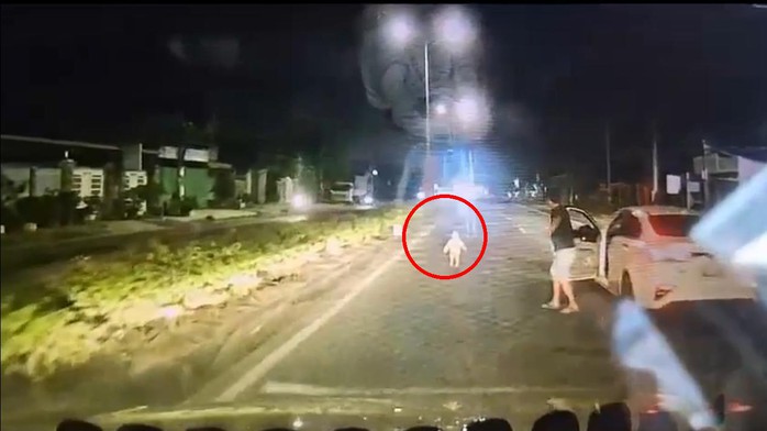 Khoảnh khắc tài xế cứu bé gái giữa quốc lộ TPHCM đầy cảm xúc - Ảnh 1. Khoảnh khắc tài xế cứu bé gái giữa quốc lộ TPHCM đầy cảm xúc - Ảnh 1.