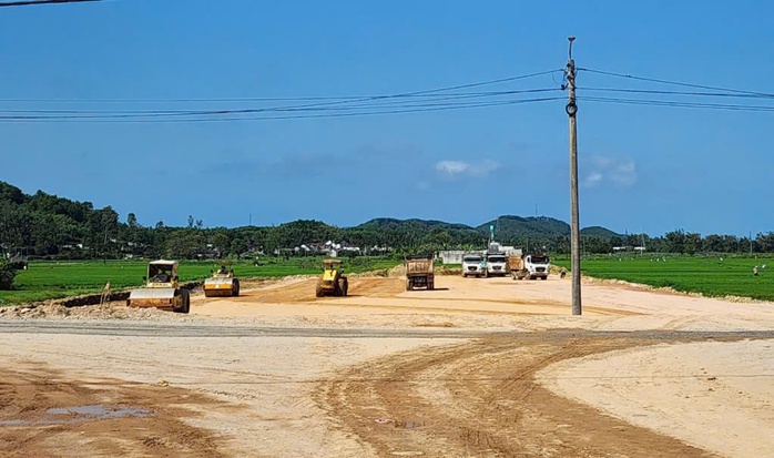 Nhiều dự án trọng điểm ở Quảng Ngãi thi công cầm chừng - Ảnh 1.