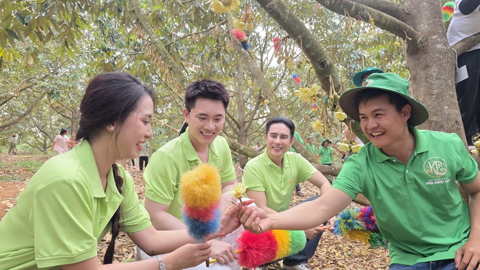 CLIP: Xem hoa hậu, nam vương thụ phấn cho "lo&agrave;i c&acirc;y tỉ đ&ocirc;" - Ảnh 1.