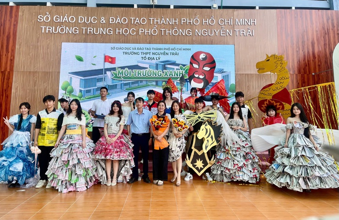 Biến rác thành “sàn diễn”: Học sinh Nguyễn Trãi gây sốt với thời trang tái chế - Ảnh 1.
