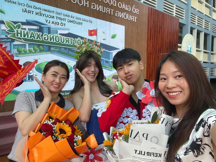 Biến rác thành “sàn diễn”: Học sinh Nguyễn Trãi gây sốt với thời trang tái chế - Ảnh 2.