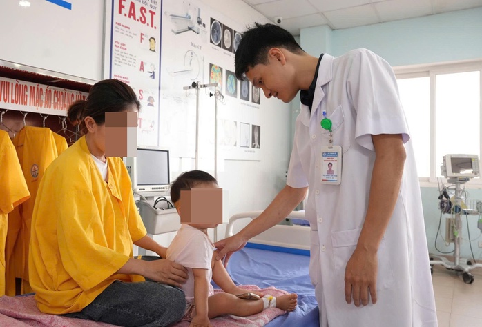 Dị vật nguy hiểm trong dạ d&agrave;y bệnh nhi 21 th&aacute;ng tuổi - Ảnh 2.