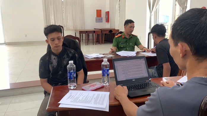 Trộm ô tô gây tai nạn rồi trèo lên cây dừa lẩn trốn tại Đắk Lắk - Ảnh 1. Trộm ô tô gây tai nạn rồi trèo lên cây dừa lẩn trốn tại Đắk Lắk - Ảnh 1.