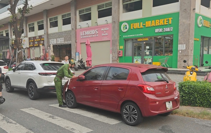 Phường An Hải xử l&yacute; lấn chiếm vỉa h&egrave; tại Đ&agrave; Nẵng sau phản &aacute;nh của B&aacute;o Người Lao Động - Ảnh 1.