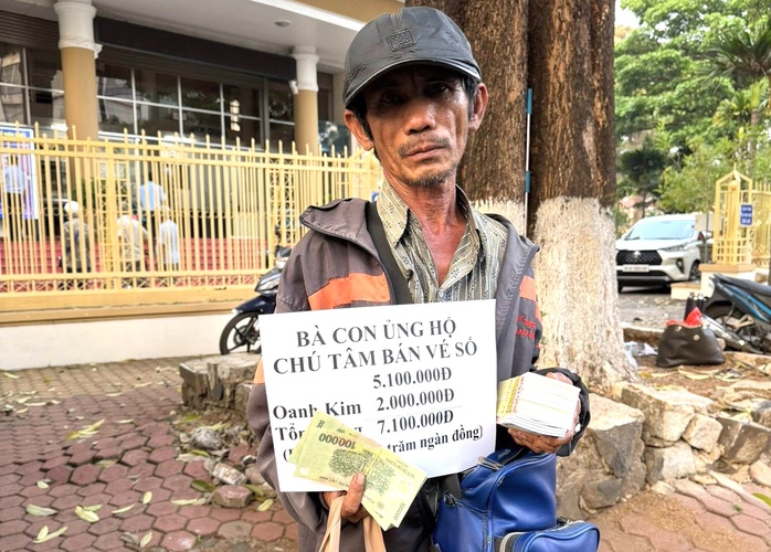 Ông lão bán vé số bị thôi miên mất tiền nhận sự giúp đỡ bất ngờ - Ảnh 1. Ông lão bán vé số bị thôi miên mất tiền nhận sự giúp đỡ bất ngờ - Ảnh 1.