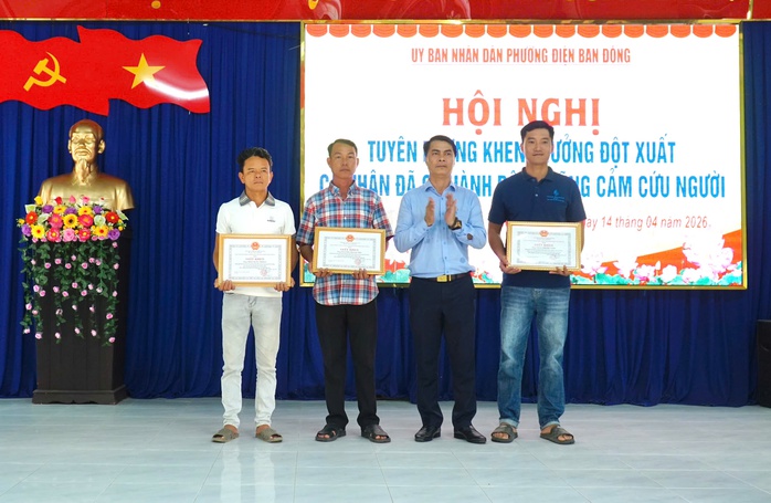 Khen thưởng 3 cá nhân ở Đà Nẵng cứu sống 13 người đuối nước - Ảnh 1.