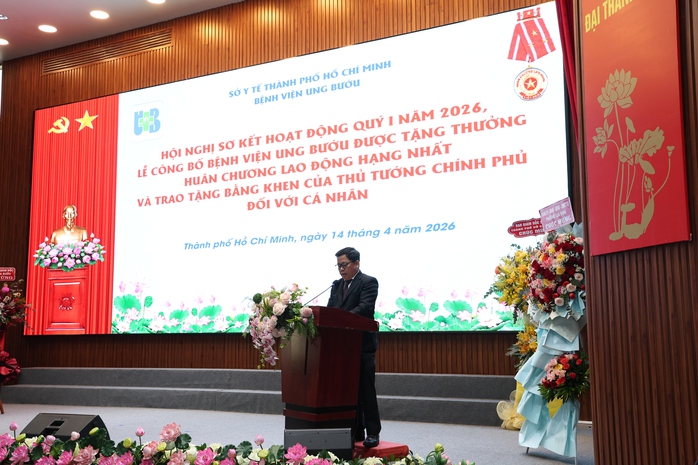 Bệnh viện Ung Bướu TPHCM đón nhận Huân chương Lao động hạng Nhất - Ảnh 1.