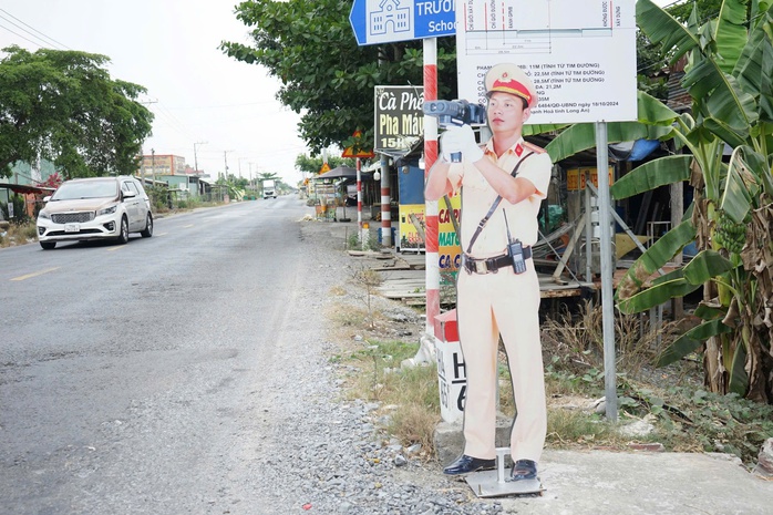 H&igrave;nh nộm cảnh s&aacute;t giao th&ocirc;ng bắn tốc độ khiến t&agrave;i xế giật m&igrave;nh ở T&acirc;y Ninh - Ảnh 1.