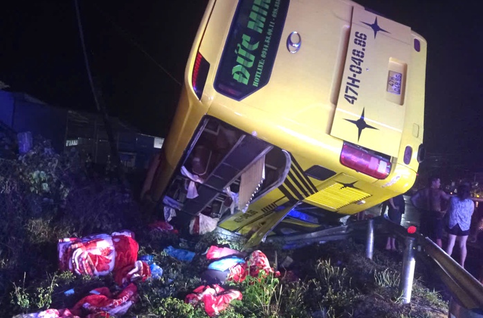 Xe khách lật trên Quốc lộ 14: Vụ tai nạn gây hoảng loạn cho hành khách - Ảnh 1. Xe khách lật trên Quốc lộ 14: Vụ tai nạn gây hoảng loạn cho hành khách - Ảnh 1.