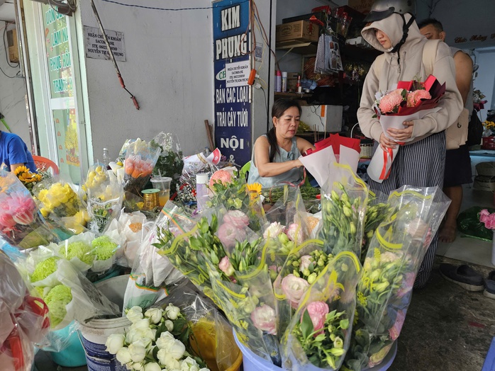 Bất ngờ với th&ocirc;ng b&aacute;o ngừng sử dụng h&oacute;a đơn điện tử - Ảnh 1.