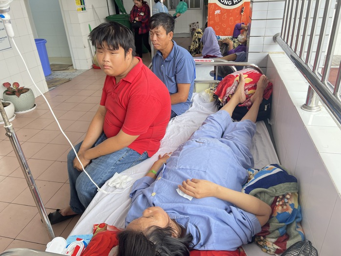 Mẹ ung thư, con bệnh tật: Gia cảnh nam sinh khiến nhiều người nghẹn lòng - Ảnh 3.