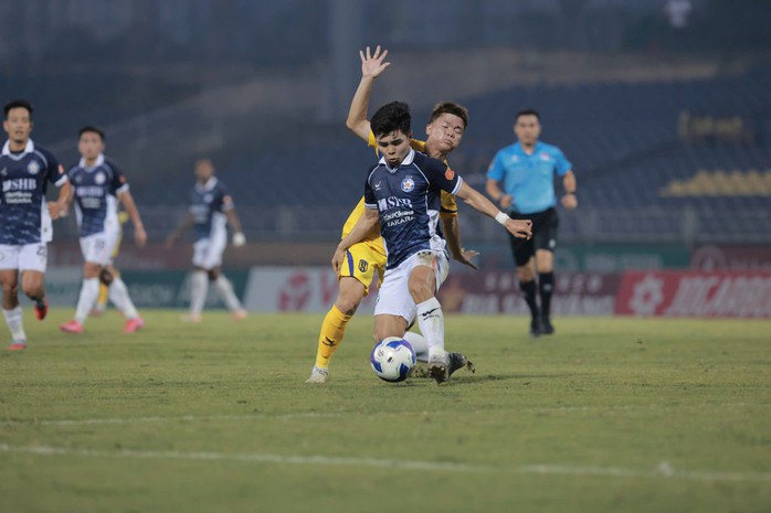 Danh thủ Trần Minh Chiến ngồi "ghế n&oacute;ng" CLB Đ&agrave; Nẵng - Ảnh 2.