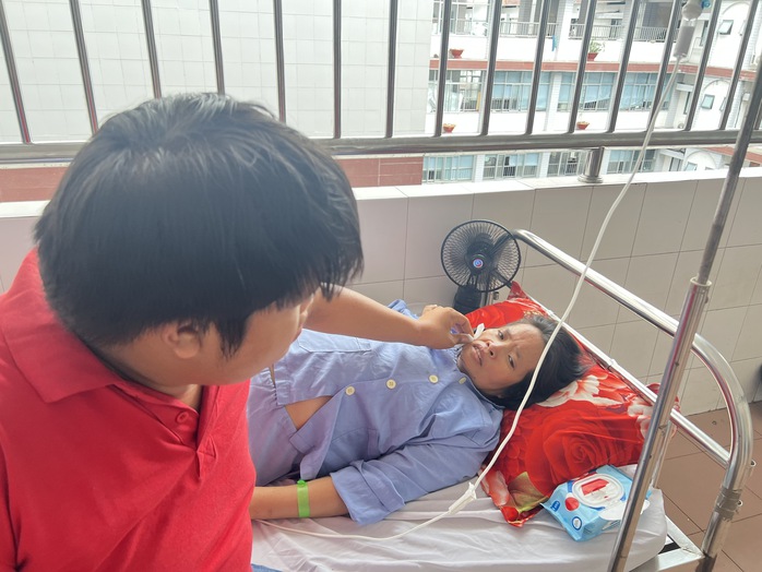 Mẹ ung thư, con bệnh tật: Gia cảnh nam sinh khiến nhiều người nghẹn lòng - Ảnh 2.