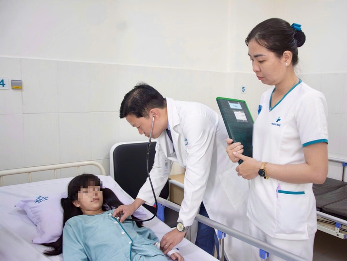 Người mẹ ngh&egrave;o x&uacute;c động cảm ơn bệnh viện cứu sống con g&aacute;i m&igrave;nh - Ảnh 1.