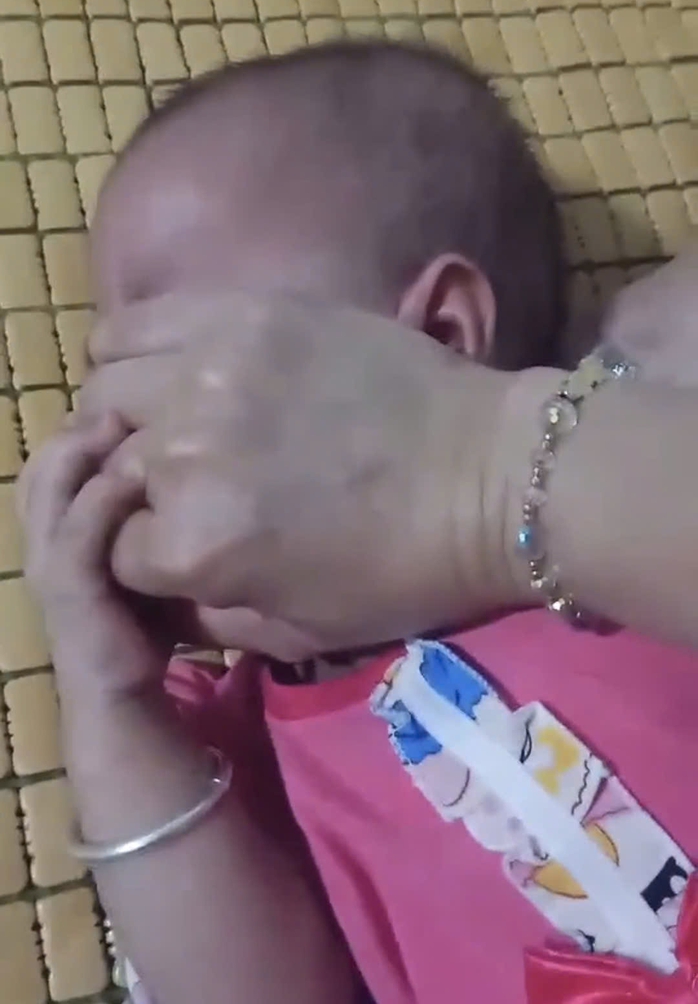 Cộng đồng mạng phẫn nộ trước clip bạo hành trẻ em ở Đắk Lắk , cháu bé chỉ 1 tuổi - Ảnh 1.