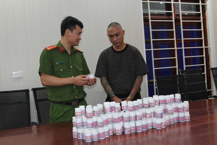 Bắt đối tượng b&aacute;n gần 1.000 lọ thuốc giả c&oacute; chất cấm cho người bệnh - Ảnh 1.