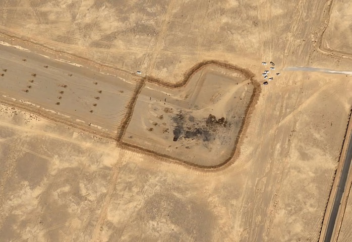 Ảnh vệ tinh hé lộ tàn tích máy bay Mỹ tại đường băng hẻo lánh ở Iran - Ảnh 1.