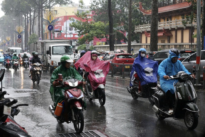 Dự b&aacute;o thời tiết h&ocirc;m nay, 15-4: TPHCM v&agrave; Nam Bộ c&oacute; khả năng mưa v&agrave;o cuối ng&agrave;y - Ảnh 1.