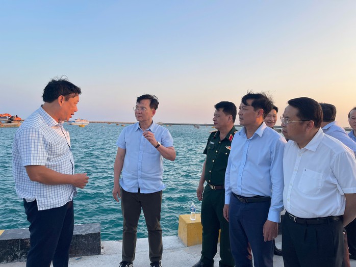 Ph&uacute; Qu&yacute; kh&ocirc;ng một m&igrave;nh - Ảnh 1.