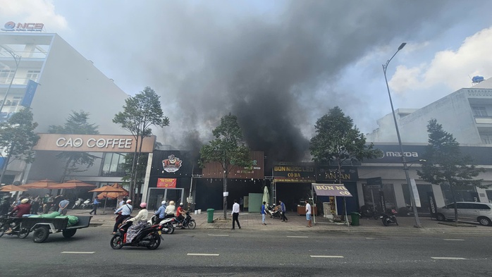 CLIP: Ch&aacute;y qu&aacute;n Ếch 62 ở T&acirc;y Ninh, nhiều người hốt hoảng - Ảnh 1.