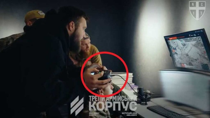 Ukraine n&oacute;i lần đầu d&ugrave;ng &ldquo;robot s&aacute;t thủ&rdquo; chiếm trận địa Nga - Ảnh 2.