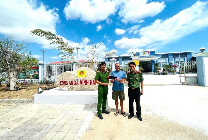 Canadian tourist returns to Vietnam to deliver a special letter to Vinh Hai - Khanh Hoa Police - Ảnh 2.