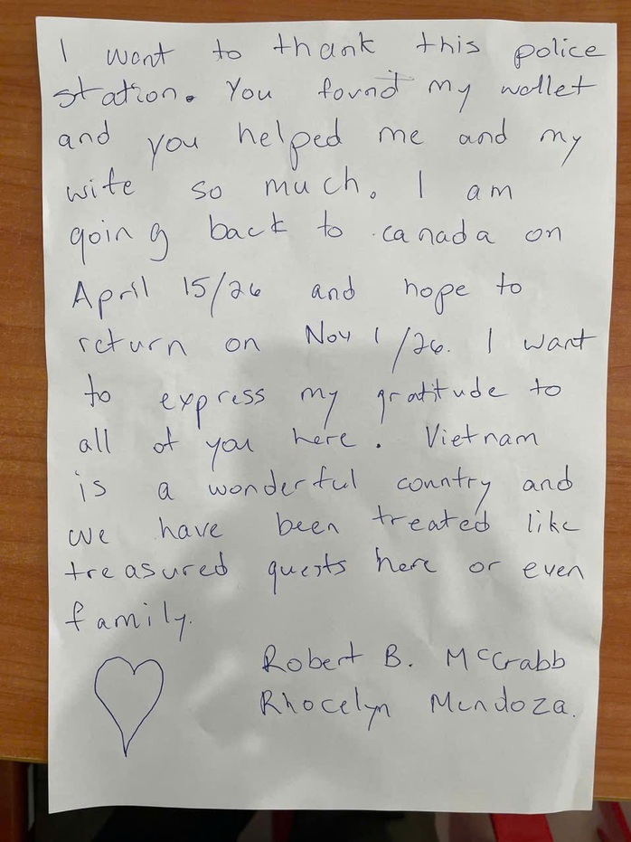 Canadian tourist returns to Vietnam to deliver a special letter to Vinh Hai - Khanh Hoa Police - Ảnh 3.