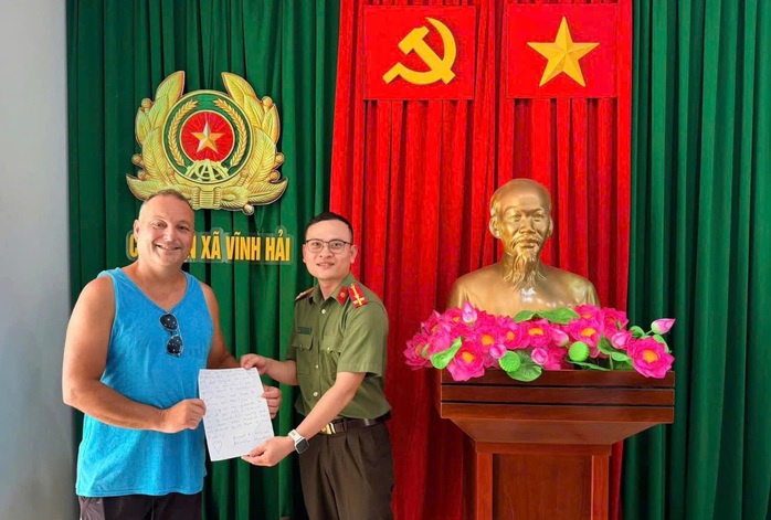 Canadian tourist returns to Vietnam to deliver a special letter to Vinh Hai - Khanh Hoa Police - Ảnh 1.