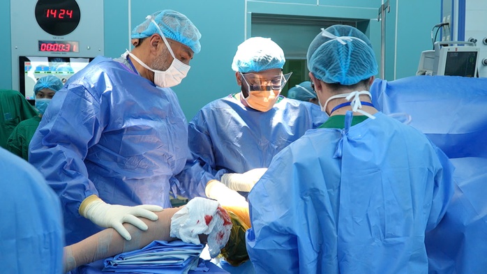 Nhiều ca thay khớp h&aacute;ng phức tạp hơn, b&aacute;c sĩ Người Mỹ n&oacute;i g&igrave;? - Ảnh 1.