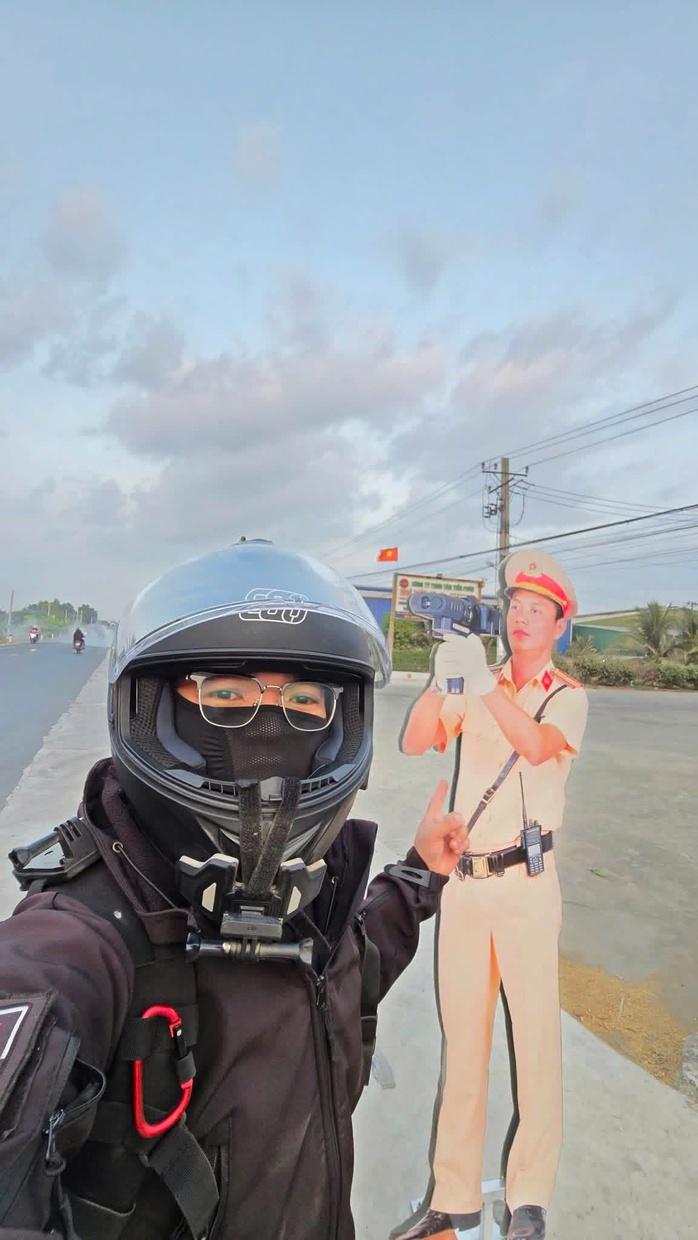 M&ocirc; h&igrave;nh h&igrave;nh nộm CSGT &ldquo;bắn tốc độ&rdquo; ở T&acirc;y Ninh nhận lời khen từ cộng đồng mạng - Ảnh 1.