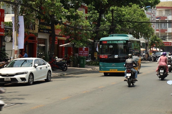 Chuyên gia: Đi xe buýt kết hợp đi bộ tại TPHCM chậm gấp 3 lần xe cá nhân - Ảnh 3.