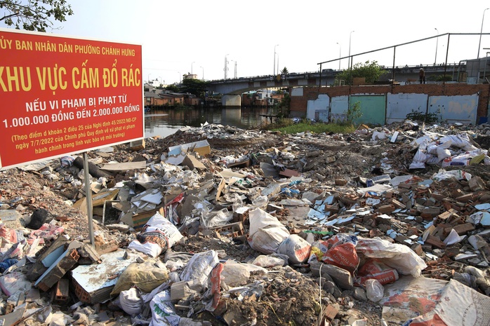 Xả rác bừa bãi: Phạt nặng thay vì chỉ đi dọn! - Ảnh 1. Xả rác bừa bãi: Phạt nặng thay vì chỉ đi dọn! - Ảnh 1.