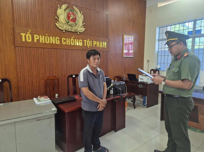 Bắt gi&aacute;m đốc c&ocirc;ng ty trốn thuế tiền tỉ - Ảnh 1.