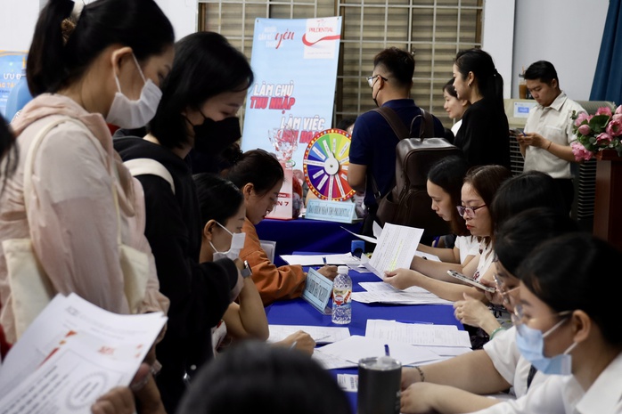 Đ&acirc;u l&agrave; nguy&ecirc;n nh&acirc;n khiến lao động trung ni&ecirc;n kh&oacute; t&igrave;m việc? - Ảnh 1.
