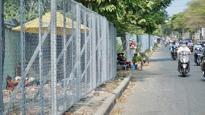 X&atilde; B&igrave;nh Hưng, TPHCM: Siết xử l&yacute;, x&oacute;a điểm r&aacute;c tự ph&aacute;t tr&ecirc;n trục đường Nguyễn Văn Linh - Ảnh 1.