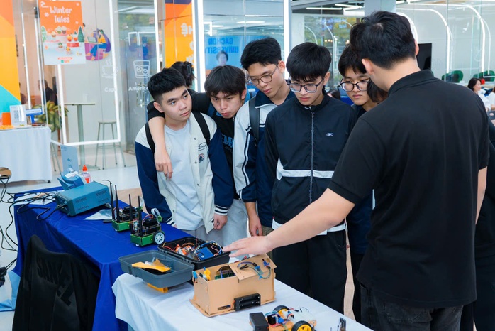 Giải b&agrave;i to&aacute;n nh&acirc;n lực b&aacute;n dẫn - Ảnh 1.