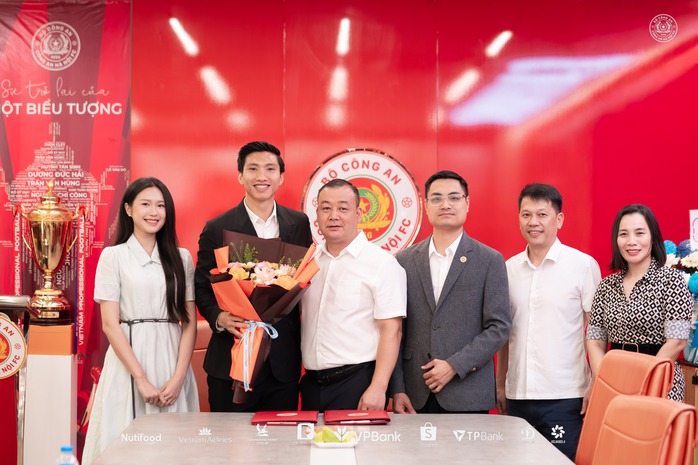 Đo&agrave;n Văn Hậu nhận "l&oacute;t tay" khủng khi gia hạn hợp đồng với CLB CAHN - Ảnh 2.