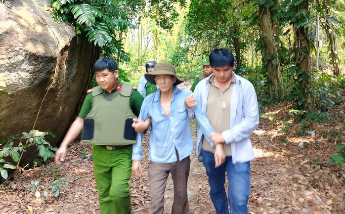 Khống chế người đàn ông dùng rựa "cố thủ" trong hang đá - Ảnh 1.