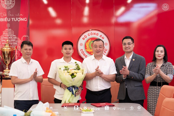 Đo&agrave;n Văn Hậu nhận "l&oacute;t tay" khủng khi gia hạn hợp đồng với CLB CAHN - Ảnh 5.