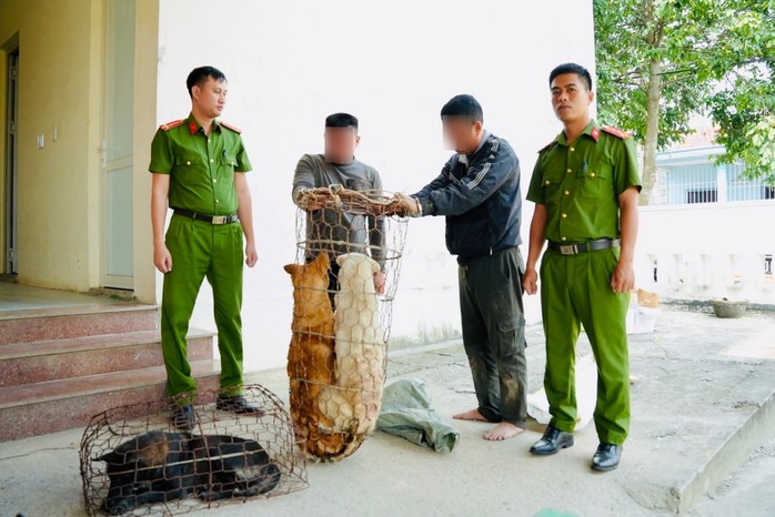 Hai thanh niên bị bắt giữ khi trộm chó tại lệ thủy , Quảng Trị - Ảnh 1. Hai thanh niên bị bắt giữ khi trộm chó tại lệ thủy , Quảng Trị - Ảnh 1.