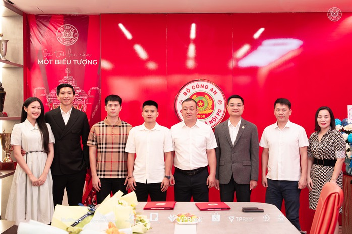 Đo&agrave;n Văn Hậu nhận "l&oacute;t tay" khủng khi gia hạn hợp đồng với CLB CAHN - Ảnh 1.