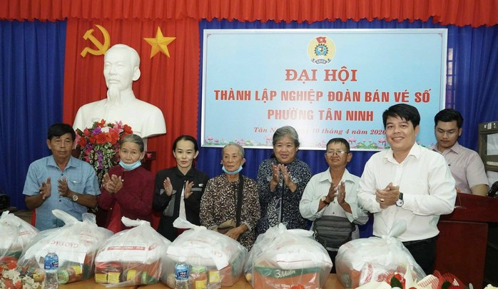 L&aacute; chắn bảo vệ lao động yếu thế - Ảnh 1.